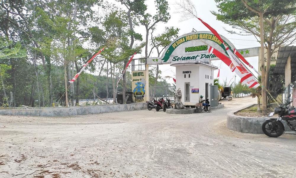 LENGANG: Pengendara melintas di depan BUMDes Gema Bahari, Desa Martajasah, Selasa (05/07)