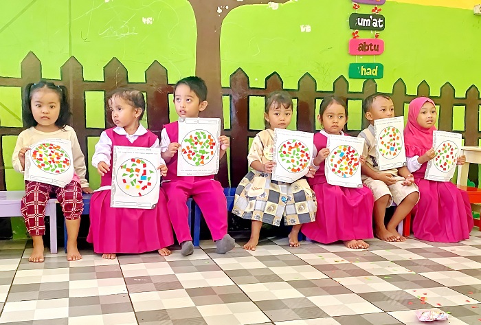 MENGGEMASKAN: Sejumlah murid KB/Playgroup TK Dahlia berfoto bersama usai mengikuti pembelajaran coding beberapa waktu lalu. (HIMPAUDI BLUTO UNTUK JPRM)
