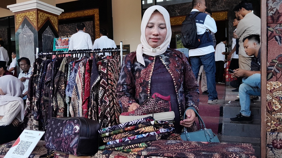 KREATIF: Darmayanti, pelaku IKM batik asal Tanjungbumi ikut pameran acara peluncuran Koperasi Merah Putih di Gedung Rato Ebu Bangkalan, Rabu (16/7).