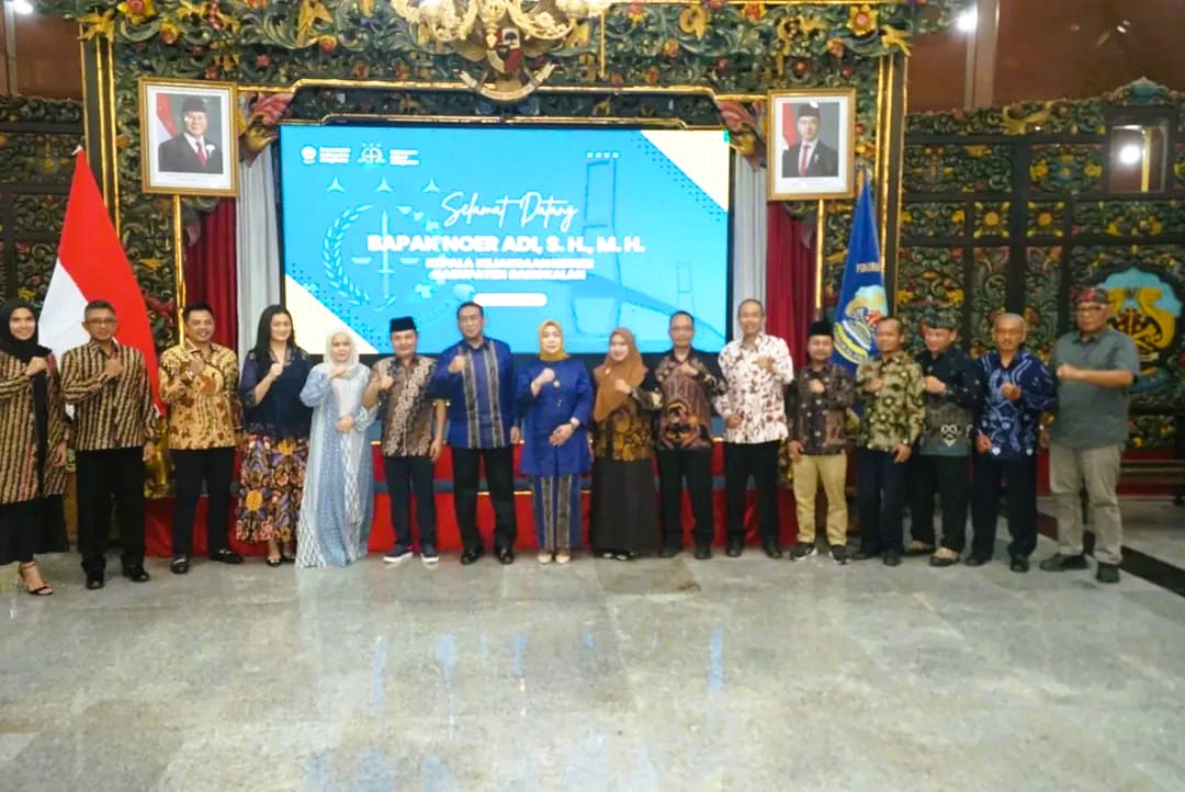 SIAP BERKOLABORASI: Wabup Bangkalan Moch. Fauzan Ja&rsquo;far didampingi istrinya menyampaikan sambutan saat acara penyambutan Kajari di Pendopo Agung pada Senin (4/8)