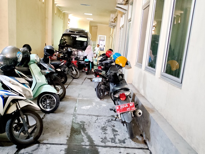 TIDAK PATUT DICONTOH: Sepeda motor Honda Revo dengan nopol M 5046 NP terparkir di area parkir yang ada di kantor Disporabudpar Sampang Rabu (6/8). (UBAIDILLAHIR RAIE/JPRM)