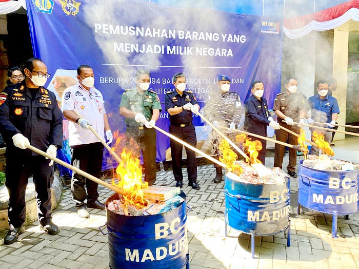 MUSNAH: Kepala Kanwil DJBC Jawa Timur I Untung Basuki dan beberapa tamu undangan memusnahkan sebagian hasil penindakan di KPPBC TMP C Madura Rabu (6/8). (MOH. IQBAL AFGANI/JPRM)