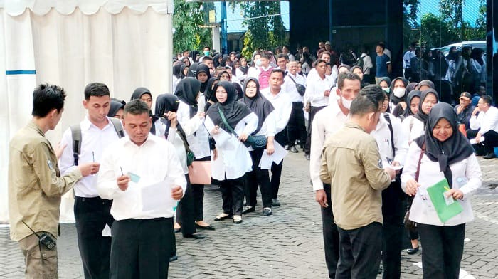 CALON ABDI NEGARA: Peserta PPPK tahap dua mengecek identitas sebelum mengikuti tes kompetensi di Surabaya, Selasa (13/5). (BKPSDM BANGKALAN UNTUK JPRM)