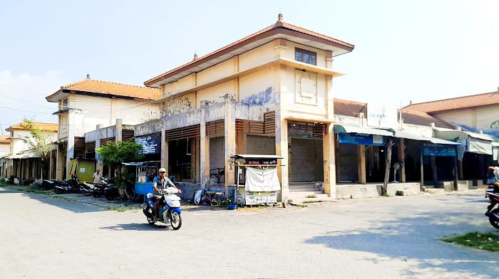 SASARAN RENOVASI: Pengendara melintas di halaman Pasar KLD Bangkalan Rabu (6/8). (M. KHOLIL RAMLI/JPRM)