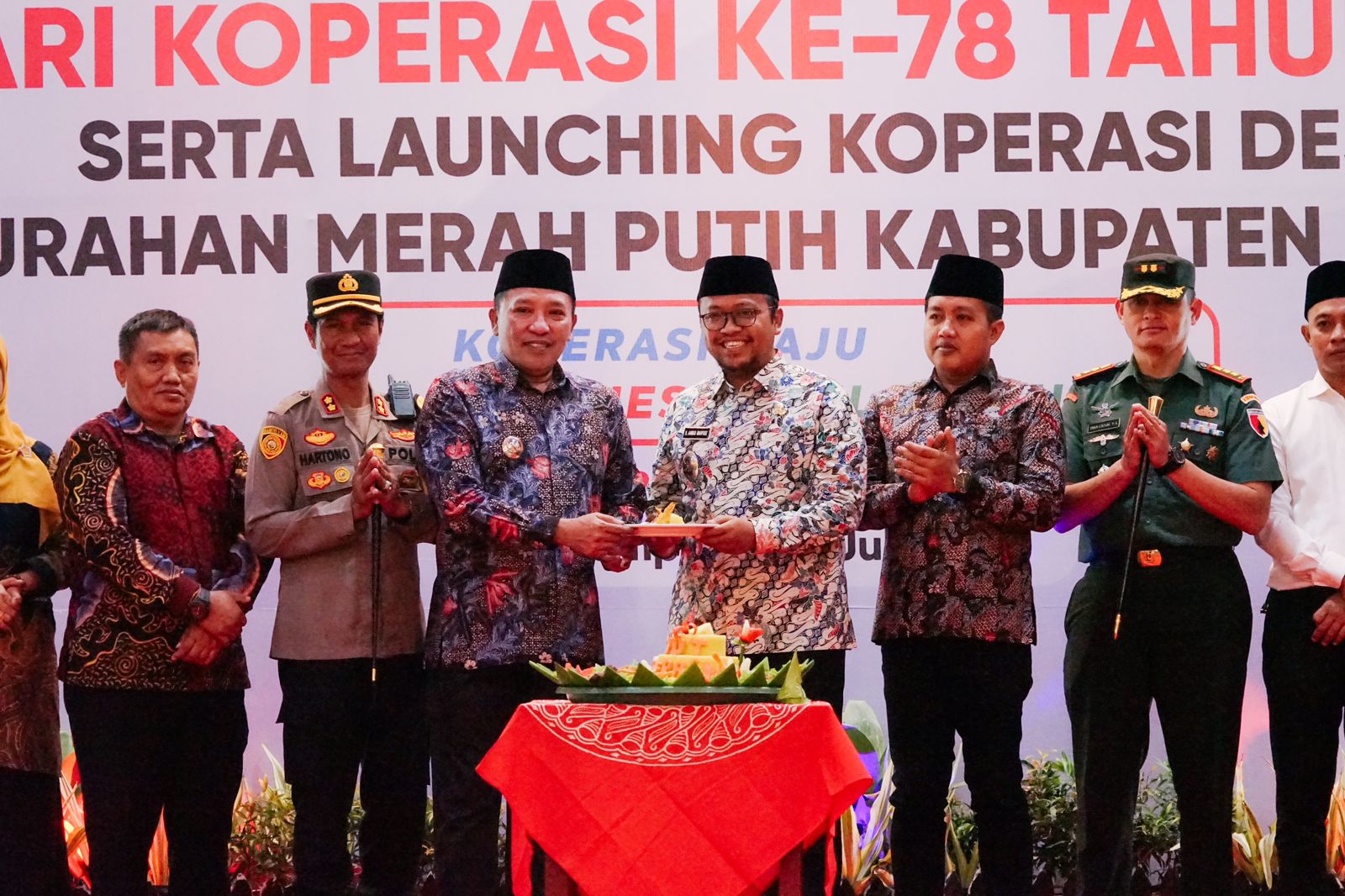 PROGRAM PEMERINTAH: Jajaran forum komunikasi daerah (forkopimda) menghadiri resepsi peringatan hari koperasi dan launching KMP di gedung PKPRI Trunojoyo Sampang, Kamis (17/7).