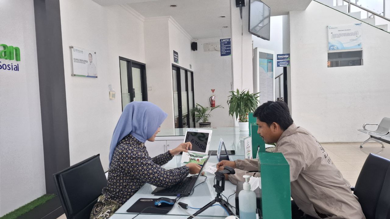 BERI PELAYANAN: Nasabah BPJS Kesehatan mendapat pelayanan.