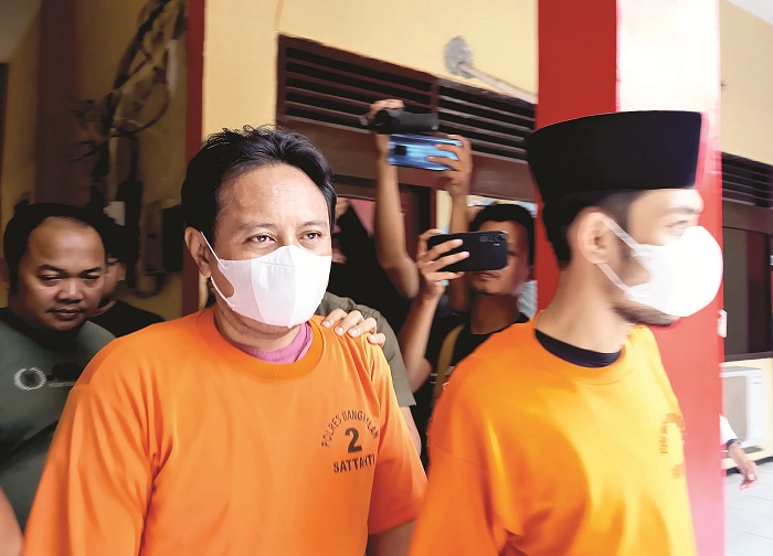 TAK BERKUTIK: Tersangka kasus dugaan penyalahgunaan narkoba Moh. Ali Noval dan Wahyu Ila saat digiring petugas di Mapolres Bangkalan Kamis (7/8). (ZEINAL ABIDIN/JPRM)
