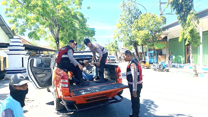 DIAMANKAN: Anggota Sat Samapta Polres Sampang menangkap dua warga Camplong yang dinilai meresahkan di Jalan Rajawali Sampang, Kamis (31/7). (HUMAS POLRES UNTUK JPRM)