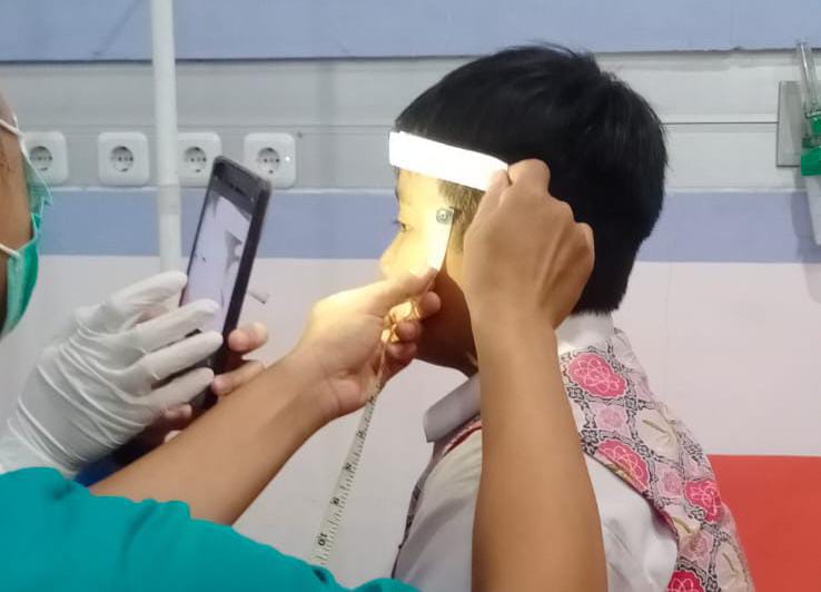 TRAUMA: Siswa SDIT Al Hidayah Desa Pangarangan, yang menjadi korban bullying sedang divisum di RSUD Moh. Anwar Sumenep, Selasa (5/8).