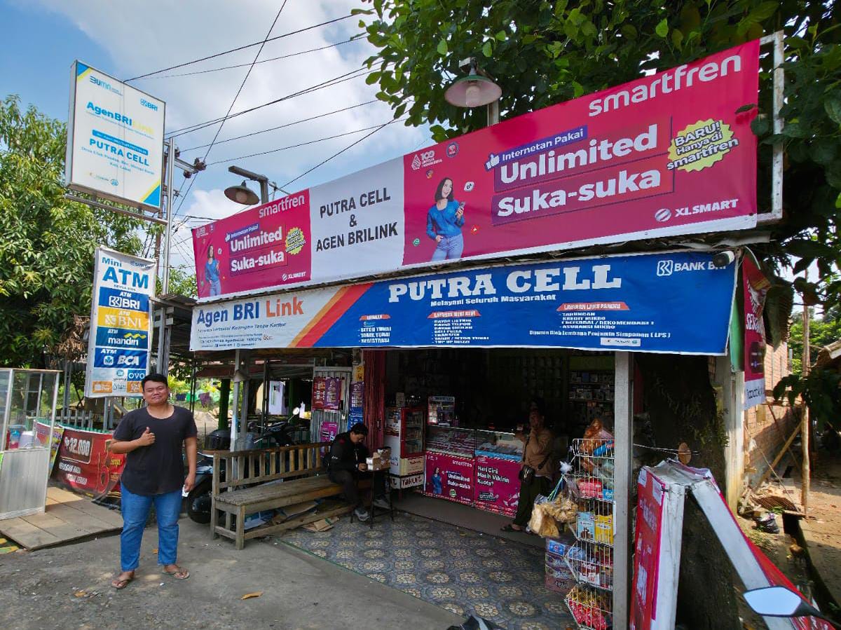 SUKSES:  Warung Putra Cell di Desa Ulak Pandan, Kabupaten Lahat, Sumatera Selatan kini sudah memiliki banyak cabang berkat binaan BRI.