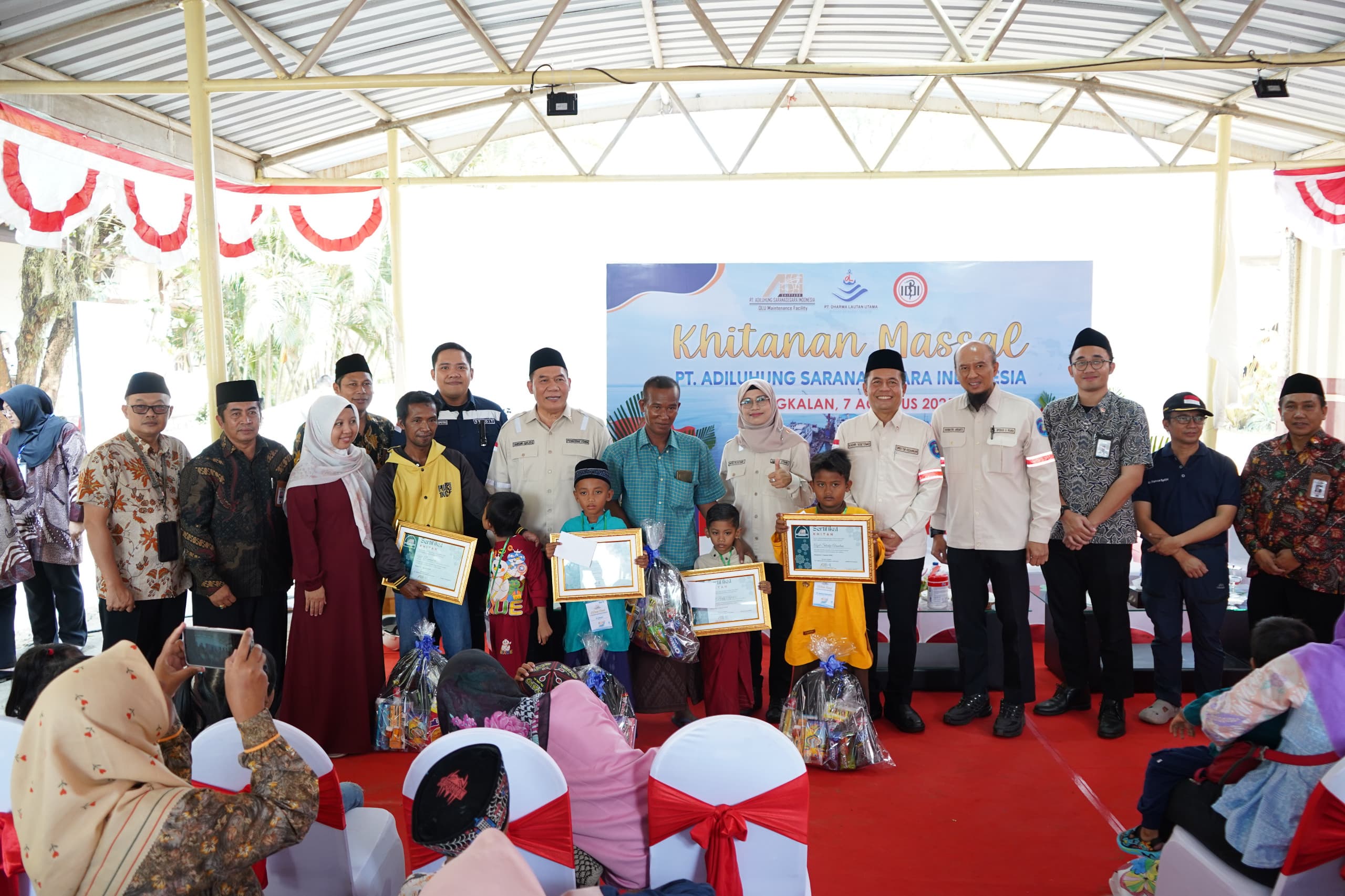 SANGAT MEMBANTU: Owner dan jajaran direktur PT. ASSI Foto bersama dengan peserta khitan massal, Kamis (7/8).