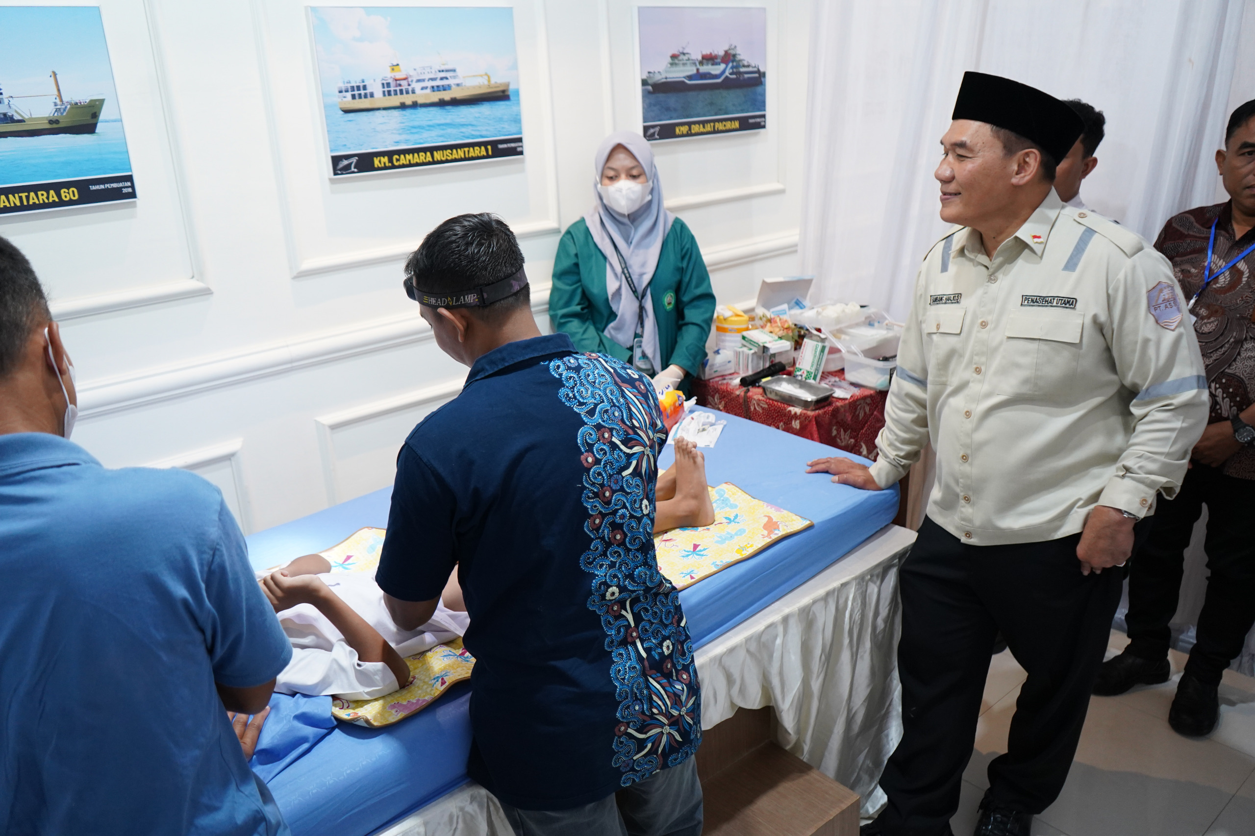 PANTAU LANGSUNG: Owner PT. ASSI Bambang Hardjo Soekartono melihat langsung prosesi khitam, Kamis (7/8).