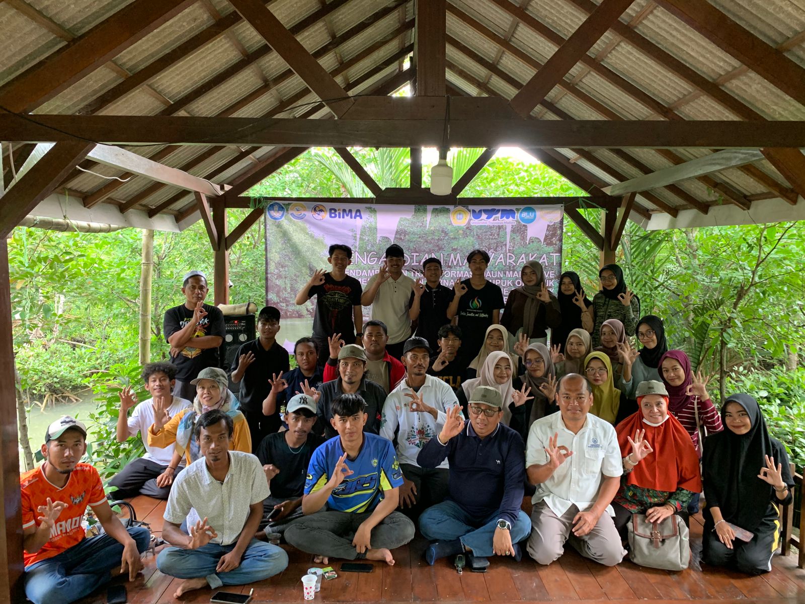 PENGABDIAN MASYARAKAT: Sejumlah dosen dan mahasiswa Universitas Trunojoyo Madura bersama kelompok tani di Desa Tengket, Kecamatan Arosbaya, Bangkalan pada Selasa (29/7).