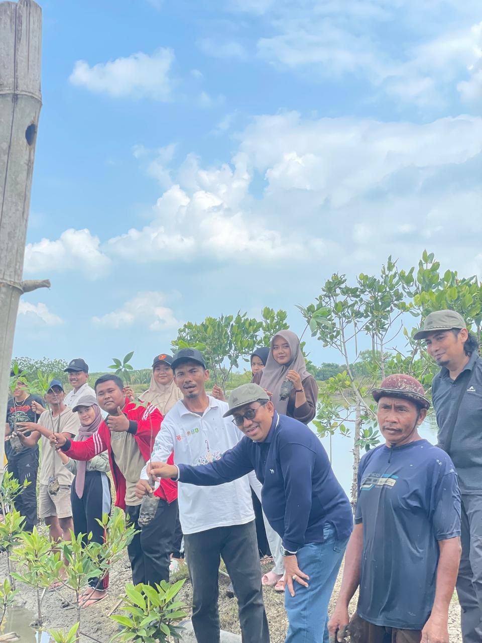 PENGABDIAN MASYARAKAT: Sejumlah dosen dan mahasiswa Universitas Trunojoyo Madura bersama kelompok tani di Desa Tengket, Kecamatan Arosbaya, Bangkalan pada Selasa (29/7).