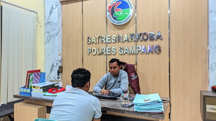 INTEROGASI: MM saat dimintai keterangan oleh anggota Satreskoba Polres Sampang beberapa waktu lalu. (IST)