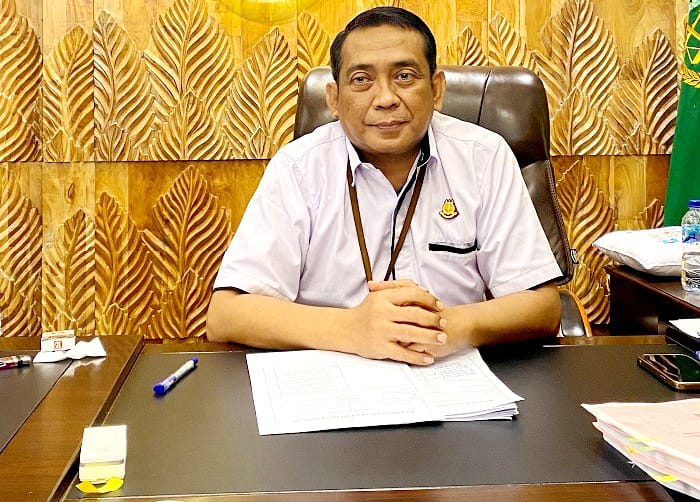 BERSAHAJA: Kajari Bangkalan Noer Adi saat beraktivitas di ruang kerjanya, Kamis (7/8). (JUPRI/JPRM)