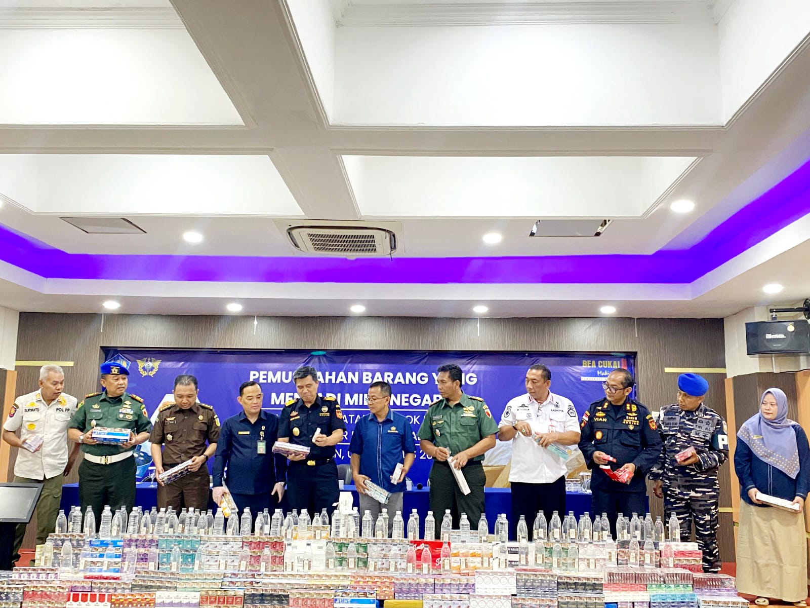 RUGIKAN NEGARA: Kepala Kanwil DJBC Jawa Timur I Untung Basuki (lima dari kiri) bersama tamu undangan melihat rokok ilegal dari hasil razia, Rabu (6/8). (MOH. IQBAL AFGANI/JPRM)