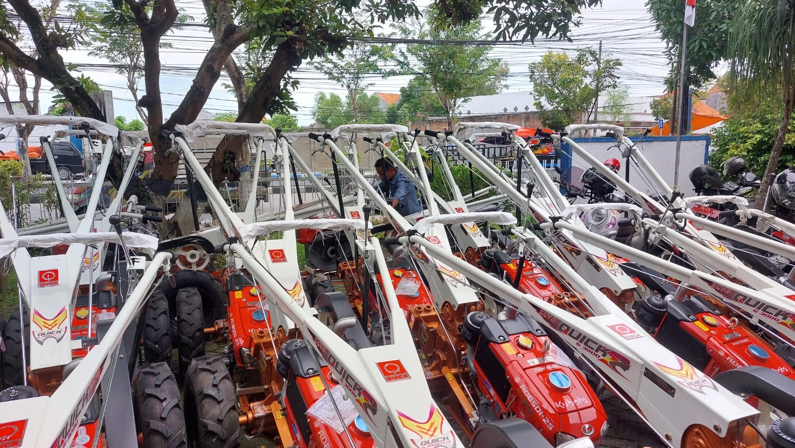 UNTUK PETANI: Warga melihat mesin hand tractor sebelum disalurkan kepada poktan di halaman kantor Disperta KP Sampang, Selasa (22/4).