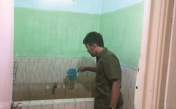 KEBUTUHAN POKOK: Warga melihat kondisi air yang berasal dari sambungan Perumdam Trunojoyo di Kelurahan Gunung Sekar, Kecamatan Sampang, Kamis (7/8). (JUNAIDI PONDIYANTO/JPRM)