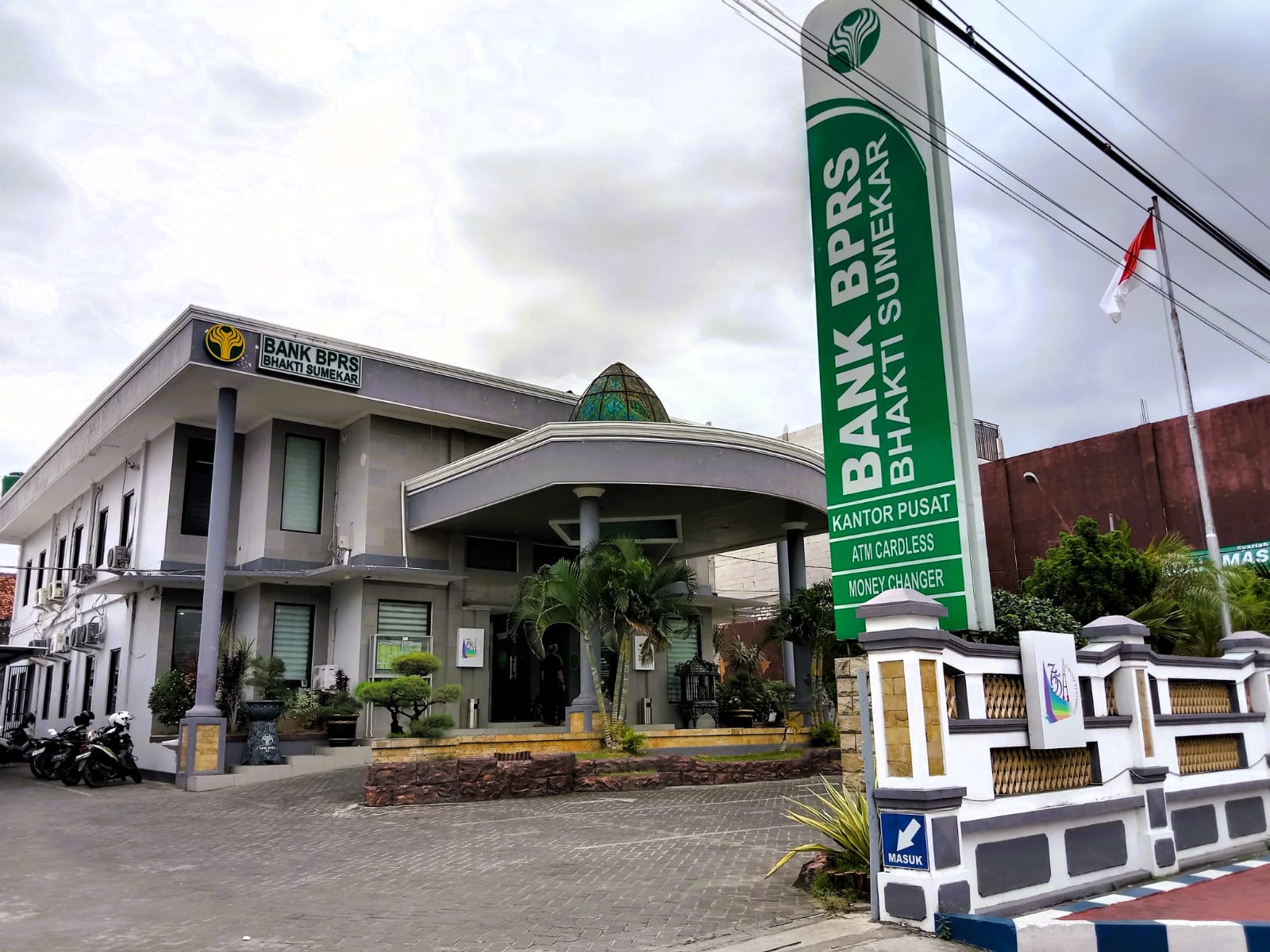 MEGAH: Sejumlah masyarakat memasuki kantor BPRS Bhakti Sumekar di Jalan Trunojoyo, Sumenep