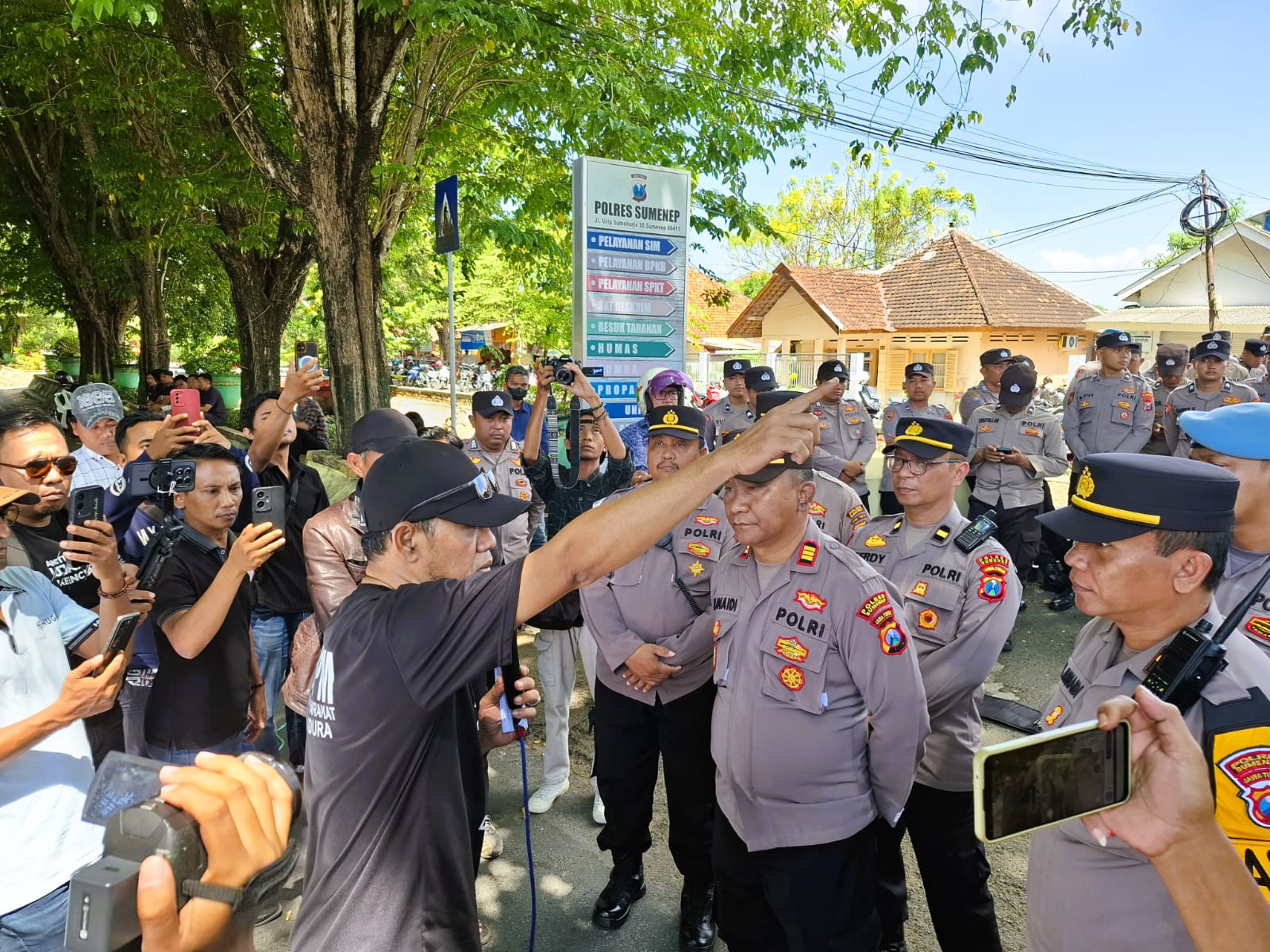 MENUNTUT: Aliansi Masyarakat Sumenep Peduli saat melakukan aksi demonstrasi di depan Mapolres Sumenep kemarin.