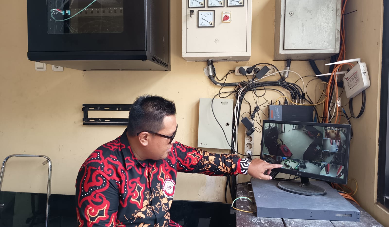TERTUTUP: Hendrayanto, penasihat hukum korban, menunjukkan video sidang etik yang digelar secara tertutup di Polres Bangkalan