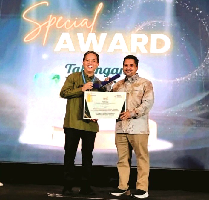 MEMBANGGAKAN: Dirut Bank Sampang Syaifullah Asyik (kanan) menerima penghargaan The Biggest Number of Customer, Kamis (7/8). (BAS UNTUK JPRM)