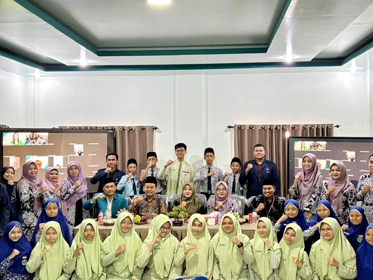 VISIONER: Para peserta dan penanggung jawab kegiatan pengabdian kolaborasi internasional berfoto bersama di UIN Madura, Kamis (7/8).