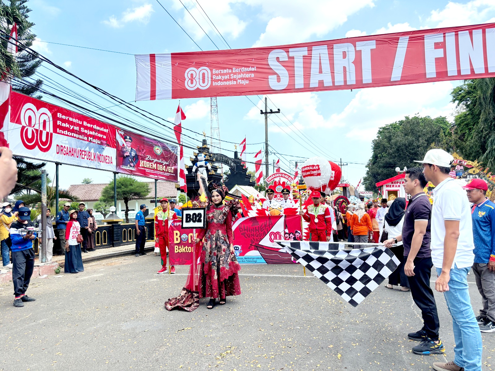 TAMPIL ELEGAN: Kasipidsus Kejari Bangkalan Muhammad Fakhry (pegang bendera) bersiap melepas peserta karnaval UPTD SMPN 1 Bangkalan di Jalan Letnan Abdullah, Sabtu (9/8). (SMPN 1 BANGKALAN UNTUK JPRM)