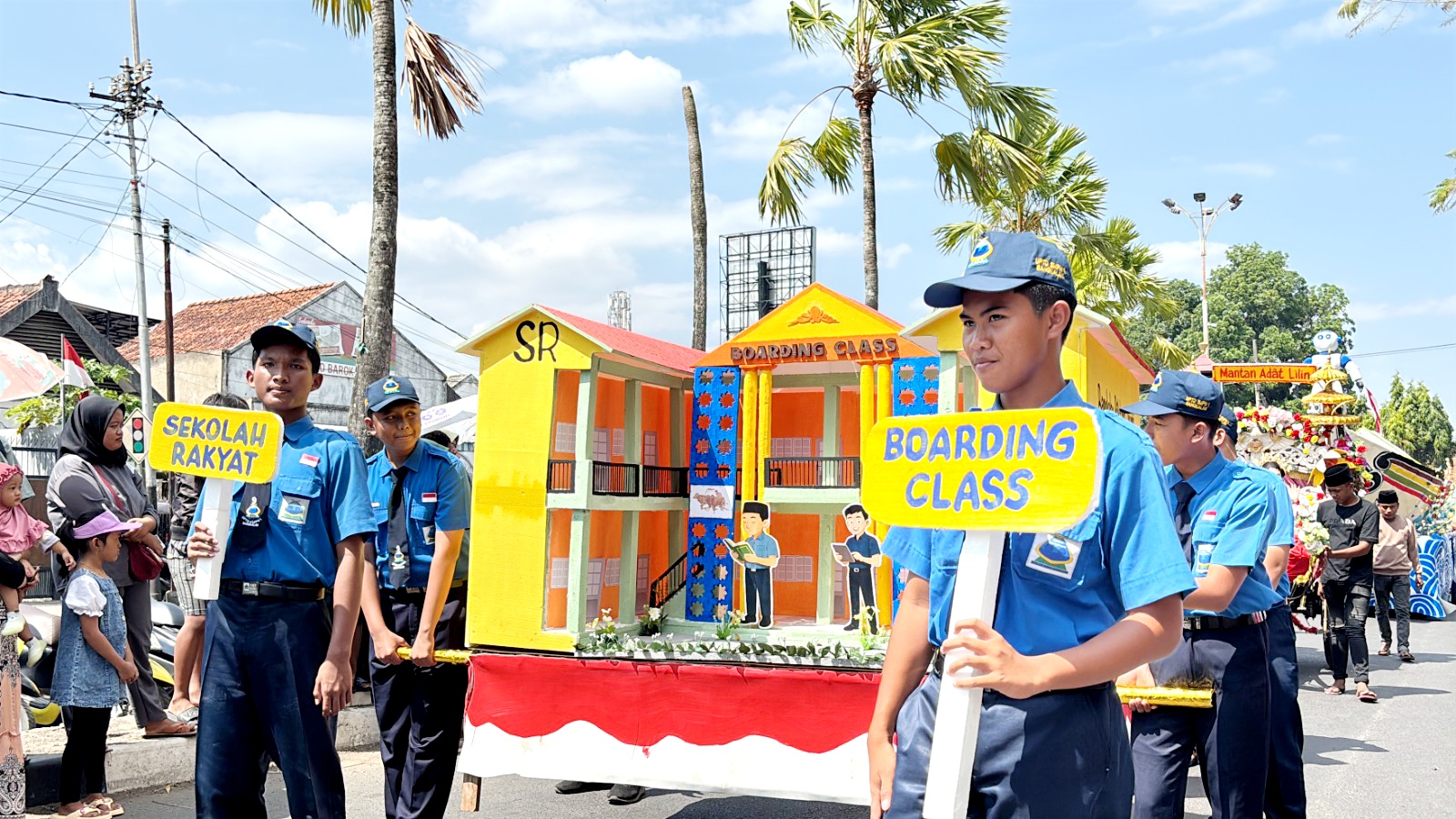 MEMUKAU: Peserta karnaval UPTD SMPN 1 Bangkalan mempromosikan boarding class dan Sekolah Rakyat kepada masyarakat. (SMPN 1 BANGKALAN UNTUK JPRM)