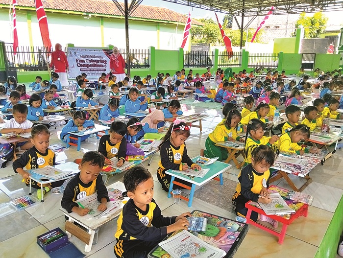 BERKREASI: Peserta FCC tingkat TK/RA mewarnai di Aula Utama Yayasan Pondok Pesantren Nurul Islam, Karangcempaka, Kecamatan Bluto, Sumenep, Senin (11/8). (HERIVIYA YUVI/JPRM)
