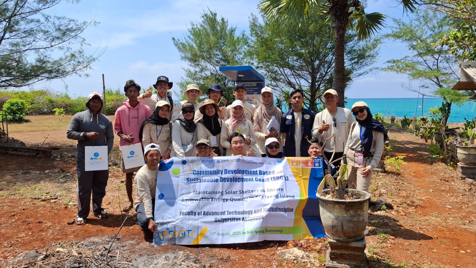 BERMANFAAT: Sejumlah peserta Segta 2025 FTMM UNAIR Surabaya foto bersama warga usai melakukan perawatan panel surya di pantai Ropet Desa Banraas, Kecamatan Dungkek pulau giliiyang, Minggu (10/8).