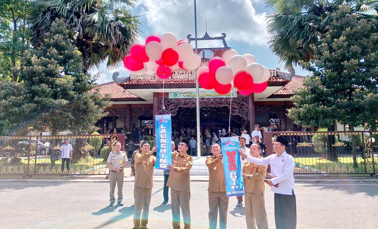 PEMBERDAYAAN: Bupati dan Wabup Pamekasan  melepas balon sebagai simbol launching KMP di depan Pendopo Ronggosukowati, Pamekasan, Senin (21/7).