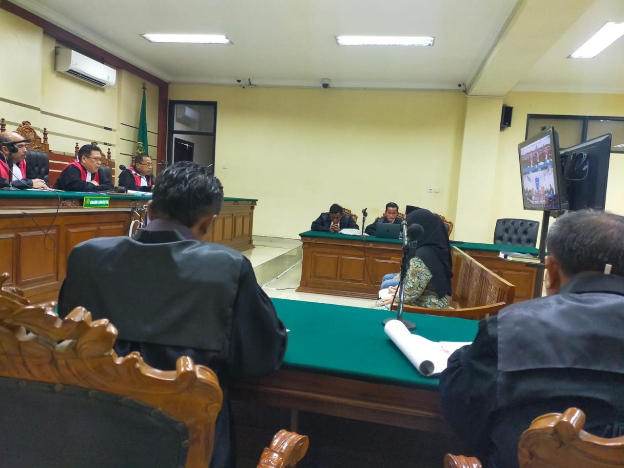 HUKUM: Saksi a de charge yang dihadirkan tiga terdakwa memberikan keterangan di ruang sidang Pengadilan Tipikor Surabaya, Selasa (5/7).