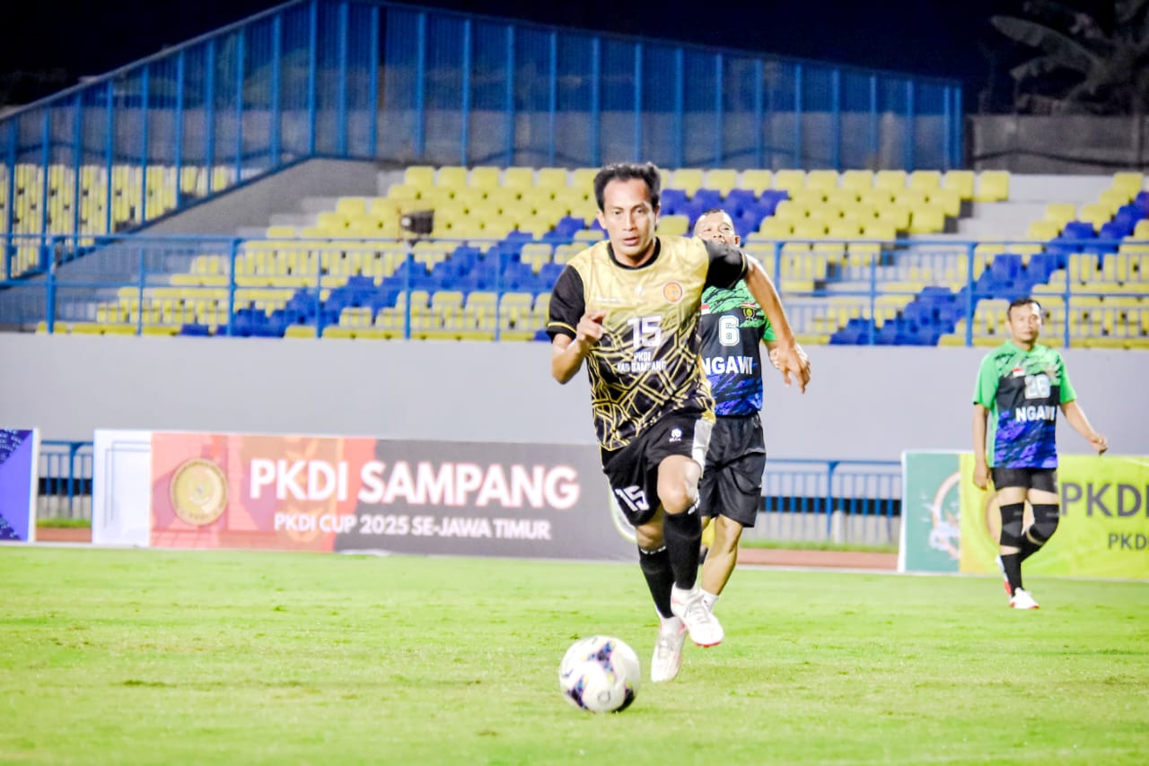 AGRESIF: Pemain PKDI Sampang Moh Irfan saat menghadapi tim PKDI Ngawi di Stadion Joko Samudro, Gresik, beberapa waktu lalu. (PKDI UNTUK JPRM)