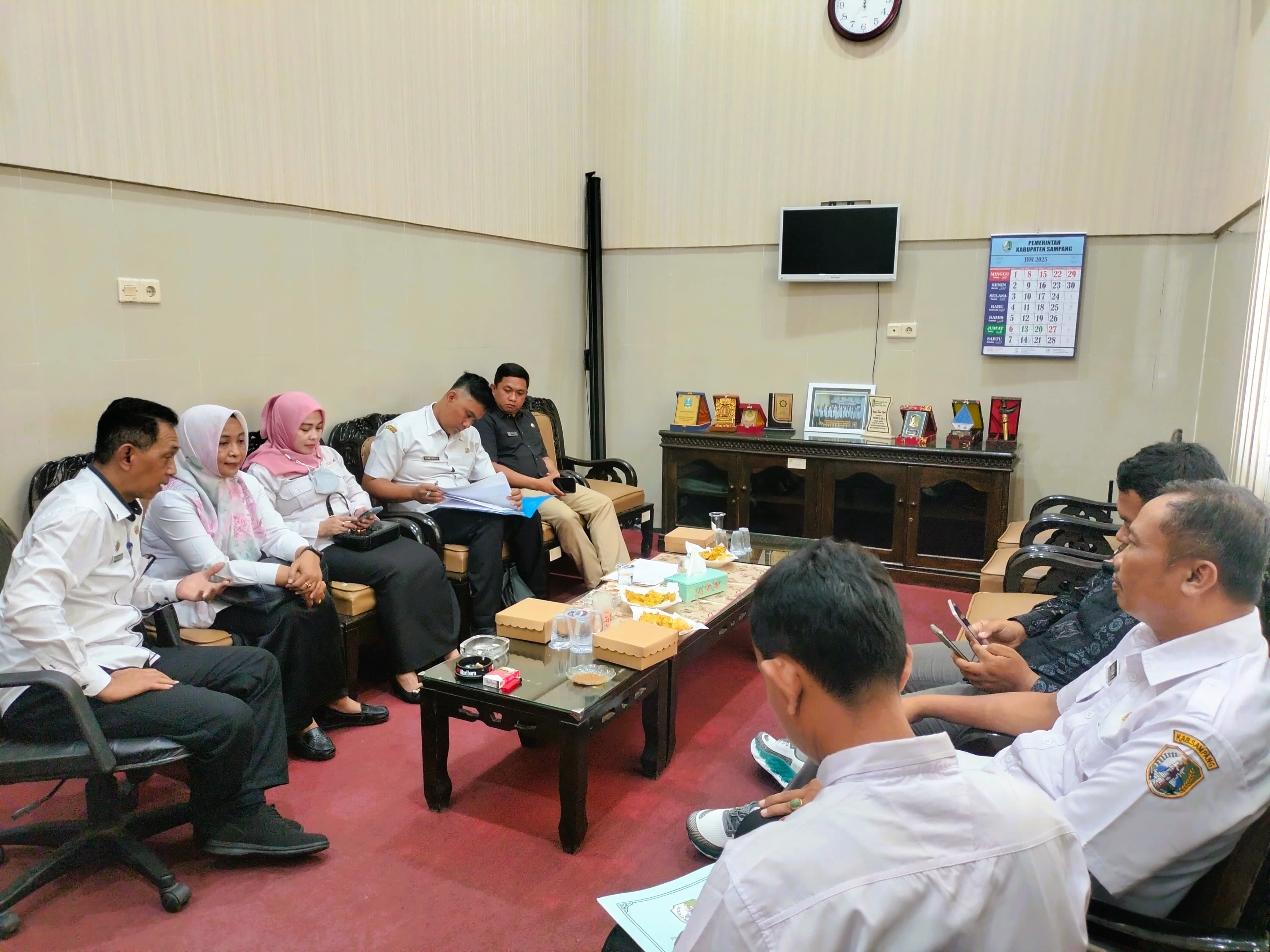 BERMUSYAWARAH: Tim verifikasi pengajuan dana banpol mengadakan rapat di kantor Bakesbanpol Sampang Rabu (4/6).
