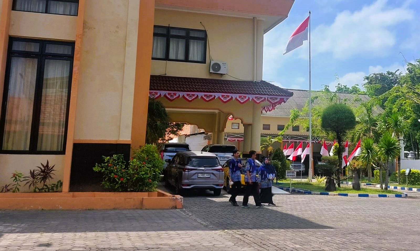 PULANG RAPAT: Beberapa ASN keluar dari salah satu ruangan setelah selesai mengikuti acara di kantor DPRD Sampang, Kamis (7/8).