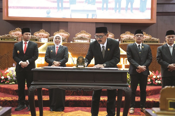 KOMPAK: Ketua DPRD Jatim M. Musyafak Rouf menandatangani KUA-PPAS dalam rangka Perubahan APBD Tahun Anggaran 2025. (DPRD JATIM UNTUK JPRM)