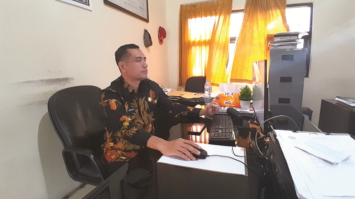 PAGU SR: Kabid Linjamsos Dinsos Bangkalan Muhammad Aminullah menunjukkan jumlah pendaftar murid Sekolah Rakyat, Senin (11/8). (M. KHOLIL RAMLI/JPRM)