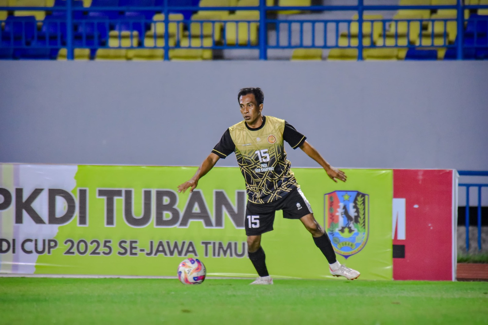ANDALAN: Pemain PKDI Sampang Moh. Irfan saat menghadapi tim PKDI Ngawi di Stadion Joko Samudro, Gresik, beberapa waktu lalu.