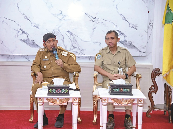 DUDUK BERSAMA: Bupati Achmad Fauzi Wongsojudo bersama Ketua Tim Kerja Inovasi Brida Jatim Slamet Hari Sutanto hadiri Penganugerahan Inovasi Daerah dan Inovasi Teknologi 2025 di rumdin, Senin (11/8).