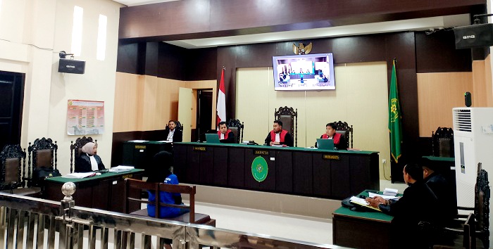 TERSANDUNG MASALAH HUKUM: Terdakwa Syamsiyah mengikuti sidang di Pengadilan Negeri Sampang Senin (11/8). (UBAIDILLAHIR RAIE/JPRM)