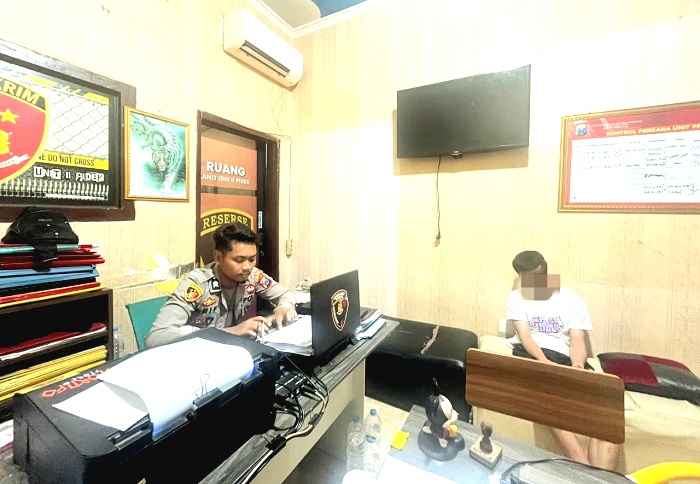 SANKSI: Polisi menginterogasi suporter Persis Solo yang diduga sebagai provokator di Polres Pamekasan pada Sabtu (9/8) malam. (POLRES PAMEKASAN UNTUK JPRM)