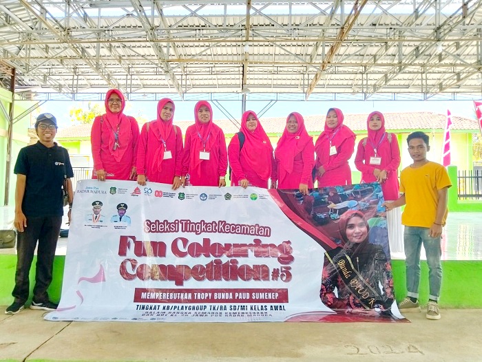 KOMPAK: Panitia lomba dari Organisasi K3TK dan IGTKI Kecamatan Bluto berfoto bersama Ketua Panitia FCC JPRM 2025 usai pelaksanaan lomba Senin (11/8). (HERIVIYA YUVI/JPRM)