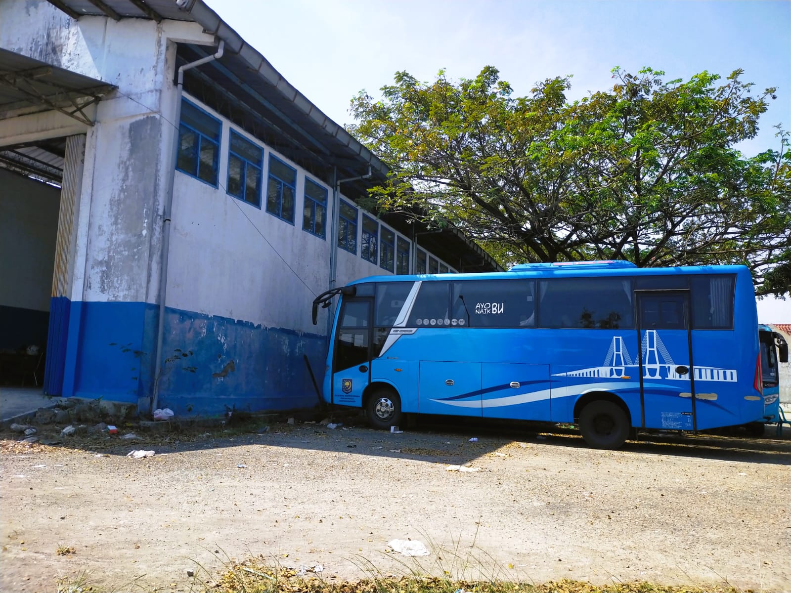 TAK BEROPERASI: Bus Trans Bangkalan diparkir di kantor Dinas Perhubungan Bangkalan, Kamis (17/7).
