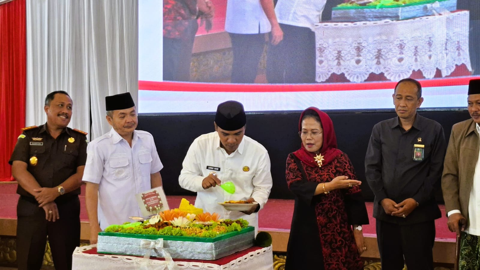 BELUM BEROPERASI: Bupati Bangkalan Lukman Hakim didampingi Wakil Bupati Moch. Fauzan Ja&rsquo;far memotong tumpeng sebagai tanda launching KMP di Gedung Rato Ebu Bangkalan, Rabu (16/7).