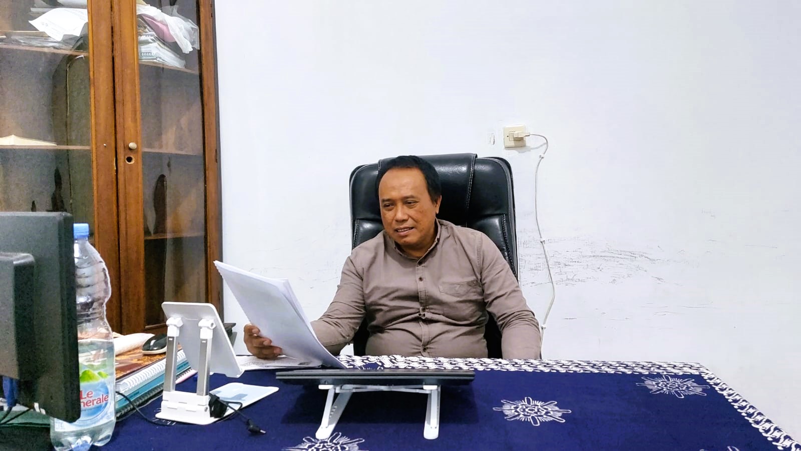 KOORDINASI: Direktur Utama PT GSM Tamsul melihat dokumen yang diberikan stafnya di kantornya, Senin (11/8).