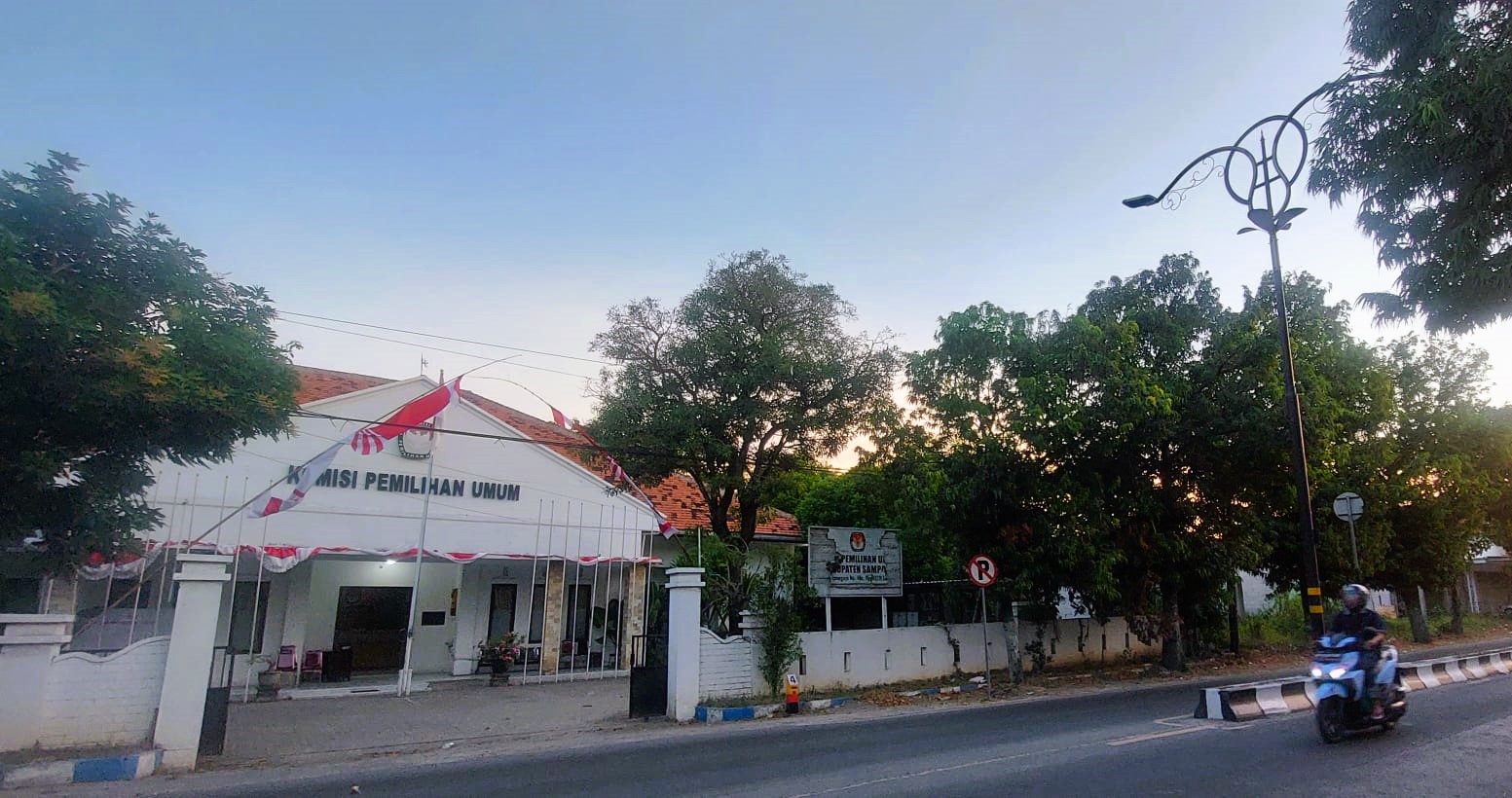 BAKAL DIRENOVASI: Pengendara melintas di depan kantor KPU Sampang, Jalan Diponegoro, Sampang, Senin (11/8).