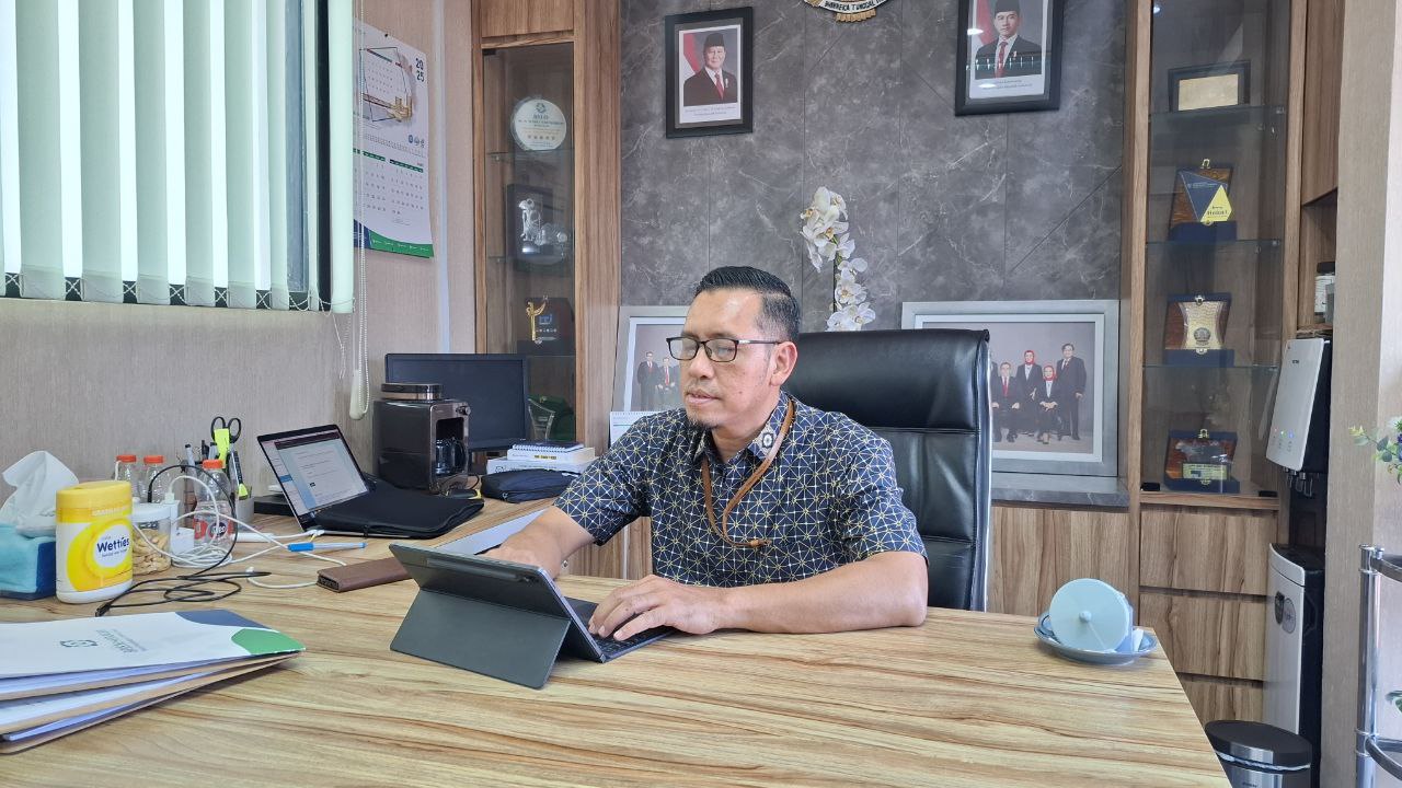 Kepala BPJS Kesehatan Cabang Pamekasan, Nuzuludin Hasan berada di kantornya.