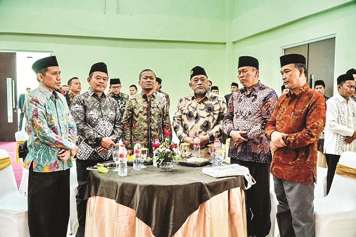 BERWIBAWA: Dari kiri, Warek I UIN Madura, Rektor UIN Madura, Rektor UTM, Rektor Unira, Warek II UIN Madura, dan Ketua Senat UIN Madura saat mengikuti kegiatan Forum Rektor se-Madura di UIN Madura.